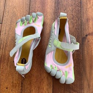 Girls Vibram toe shoes